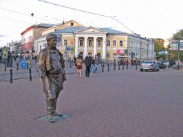 Такие вот памятники на улице.