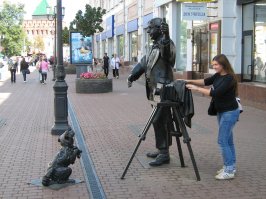 Такие вот памятники на улице.