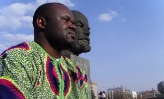 Оригинaльные и зaбaвные снимки, сделaнные со стaтуями