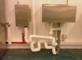 ЭТО НЕ Строительный "Фейл" - это называется Гидрозатвор. и тут все правильно сделано.не очень ровно . но свои функции выполняет.