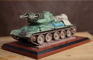 Т-34-85 Э (Танк Тесла)
По задумке этот танк мог стрелять электрическими разрядами тока (от сотен до нескольких тысяч ампер), поражающая дальность 4500 метров. Единственный прототип был создан СССР в 1951 году и разобран в 1955. 
В качестве шасси был выбран надежный и полностью зарекомендовавший себя Т-34-85, боевая энергетическая установка разрабатывалась под руководством Первого Главного Управления при Совмине СССР (начальник ПГУ - Б.Л. Ванников) и с непосредственным участием академика И. В. Курчатова (Обнинск). На основе промышленного реактора Ф-2 был создан портативный реактор Ф-7-П с графитовыми замедлителями, топливо - изотопы урана 235 и 233. Энергетическая установка размером 2,1 метра на 1,35 метра и массой 2,15 тонны устанавливалась на корме танка. Мощность - 0,7 МВТ.

Вооружение: спаренное высоковольтное импульсное концевое устройство с блоком электронного преобразователя напряжения, дополнительно - импульсные трансформаторы с устройством предионизации. vk.com/big_tex Радиус прямого поражения - до 4,5 километров, в зависимости от действий экипажа ионизированный канал молнии характеризуется токами от сотен, до нескольких тысяч ампер. 
Характеристики машины:
- Боевая масса 33,8 тонны.
- Экипаж - 5.
- Бронирование - лоб корпуса, борт, корма 45 мм; лоб башни 90 мм, защита реактора - 75 мм.
- Двигатели: два электродвигателя с питанием от портативного реактора Ф-7-П.

Единственный построенный экземпляр испытывался в 1951-54 годах на полигоне НИИ БТВТ в Кубинке, но после закрытия проекта в 1955 году (личное распоряжение Н. С. Хрущева) машина была разобрана. В настоящий момент ее можно увидеть только в виде моделей.