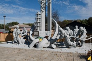 А вот собственно и памятник ПОЖАРНЫМ, фрагмент которого мы видим в этом говнопосте. Который нам представлен со словами "Три человека, спасшие миллионы".