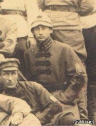 Это все один и тот же человек. И в будущем тоже он )))