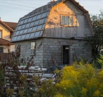 Эти блоки тоже разные бывают, некоторые можно простой отверткой насквозь проткнуть. То есть второй этаж держится ни на чем. От крыши одно название- на фото она закрыта просто пленкой. На такую обрешетку можно крепить разве что поликарбонат, большего она не выдержит- прогнется. Так что этот "домик" таки надо полностью перестраивать, чем они и занимаются. У него, может, даже фундамента нет.