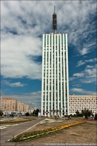 Ну неплохо бы и Малые Карелы прикрутить.
И где Пётр? Ленина аж четыре экземпляра, а Петра нет.

Ну и был я Архангельске зимой 1983-го. Много гулял по городу. А ориентировался (карты не было) по этому зданию.