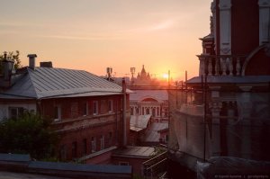 Хм, ничего конечно, много фоток, но как-то уж очень официально. Мне нравится фотограф Булатов, он как-то умеет передавать настроение города.