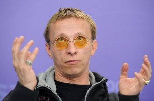 12 актеров, повторяющихся из фильма в фильм (13 фото)