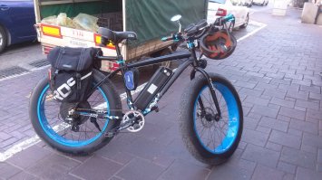 На улице сфотографировал. Батарея правда стандартная и бака нет, но зато сдвоенные банки впереди, как у старой Явы