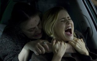 "Затащи меня в Ад", Лорна Рэвер и Элисон Ломан.