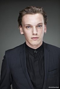 это Хью Митчелл и играл он Колина Криви, противного мальчика, который все фотографировал.

Бауэр выглядит иначе  (2 и 3 фото)