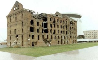 Помним. На представленном фото руины мельницы Гергардта. 
А дом, который в конце сентября 1942 года был занят сержантом Павловым Я. Ф. и его боевыми товарищами Александровым В. Е., Глущенко В. С., Черноголовым Н. Я., в течение сентября-ноября 1942 года  героически защищали воины 3-го батальона 42-го гвардейского стрелкового полка 13-й гвардейской ордена Ленина стрелковой дивизии:
 Александров А. П., 
Афанасьев И. Ф., 
Бондаренко М. С., 
Воронов И. В., 
Глущенко В. С., 
Гридин Т. И., 
Довженко П. И., 
Иващенко А. И., 
Киселев В. М., 
Мосиашвили Н. Г., 
Мурзаев Т., 
Павлов Я. Ф., 
Рамазанов Ф.3., 
Сараев В. К., 
Свирин И. Т., 
Собгайда А. А., 
Тургунов К., 
Турдыев М., 
Хайт И. Я., 
Черноголов Н. Я., 
Чернышенко А. Н., 
Шаповалов А. Е.,
 Якименко Г. И. 
О них тоже не следует забывать.