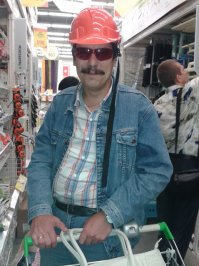 А мой, после долгих, долгих, долгих, поисков нужного "шурупчика" развлекается сам и развлекает меня демонстрацией строительной моды.