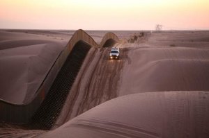 Американо-мексиканская граница в песчаных дюнах Альгодон 
Там лыжня аж проложена ( на переднем плане )