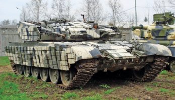 "Гадюка" - красавица. Жалко поржавела вся, и краска облезла. В молодости она по лучше выглядела :) Надеюсь восстановят и перетащат в крытый бокс это смертельное сочетание красоты и силы.