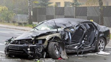 Вот это разбил машину... а у белого ниссанчика в посте, судя по ровному открытому капоту - максимум бампер треснул и задние диски гравием поцарапал...