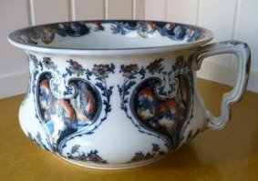 А почему аффтор проиногрировал это сейчас они горшки, а раньше это были ночные вазы...романтика блин