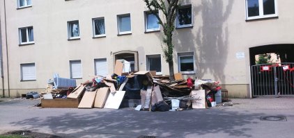 а вот цыганам пофиг на разделение мусора и на соседей...))
фото 2-ух месячной давности...город Эссен...9 по количеству жителей в Германии...
этой горы уже нет...но на её месте постепенно вырастает следующая...
самое интересное...жители соседнего дома вызвали полицию...та попыталась выяснить чей это хлам...но не смогла...в результате были вызваны городские службы...которые в двух контейнерах вывезли эту мерзость...
кстати мусор занимал всё это время 2 парковочных места...