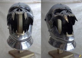 Рыцарские шлемы в виде мужских лиц