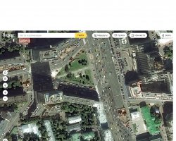 Это перекресток Смоленского булвара и Смоленской улицы. Тут судя по всему, на свой зеленый выехал поток с улицы и перекрыл движение на бульваре, потом свет поменялся, и не успевшие проехать умники остались, а умники со встречки не дают им закончить маневр. При смене светофора там загорается стрелка на право (для крайней правой полосы), для тех кто едет в сторону Зубовского бульвара. Вот, судя по всему, тут чел под эту стрелку и свернул.