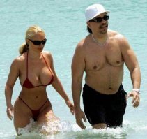 Совсем недавно в академические словари внесли полезное слово "moobs" 

Ну, это примерно так:

Слева - boobs, справа - moobs. ;)