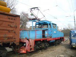 Я понимаю, что теме конечно год, но сейчас для всех любителей в масштабе H0 ребята из Питера стали делать вот такие вот вещи. 

Это высококлассный картон. Понабрать к кольцу можно всякой хрени.
Сам неровно  дышу жд тематикой. Мой первый детский электровоз - вот. Дед (царствие ему небесное) гонял и меня брал с собой на работу, за что и получал по шапке от начальства. И я им даже управлял. Мотовоз подводная лодка. С питанием от контактной сети и аккомуляторных батарей ( в коробах около кабины) :)))). До сих пор бегает, бродяга!!