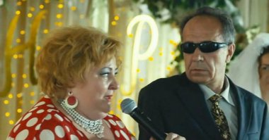 Похож на батю из "Горько", он там блеснами все своими хвастался )))вот наверно на них и наловил