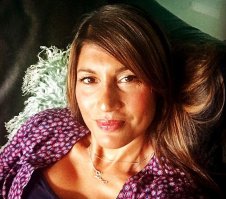 "54-летняя британка знает, как сойти за женщину вполовину моложе себя."
Я тоже знаю! Фоткайтесь на тапок, чтоб все фото были размазанными, расплывчатыми и нечёткими. И вы даже в 90 лет потянете на 50!
А вот это фото её уже прекрасно выдаёт. Видны морщины вокруг глаз и само лицо далеко не молодое. Я бы не меньше 47 дала.  
п.с. у сына ужасный открытый прикус с торчащим языком. Лучше бы свои деньги тратила не на косметику,а ему на брекеты.