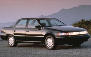 Почему-то напомнила Mercury Sable. Таких много колесило в девяностые.