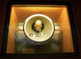 Иногда на дне горшков изображали ненавидимую или презираемую персону, это английский горшок с Наполеоном