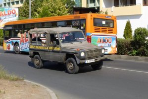 дефендер?  вроде как геленваген, хоть и самый простой и дешевый ( а не те к которым все привыкли) но Мерседес