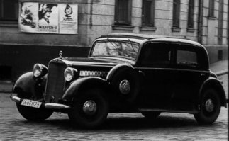 По книге он катался на Хорьхе, но так как на Мосфильме не нашли подходящего Хорьха и поэтому использовали Мерседес 230... Но эти тонкости я только что узнал, и честно если бы не фотки рядом то разницу бы не особо заметил...