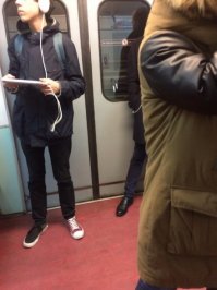 "Ты почему в разных ботинках пришел? - Иди домой переобуйся." "ДОма тоже разные...."