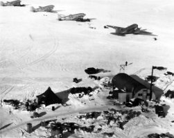 CV-47, является ударным авианосцем класса "Эссекс" с загрузкой под 100самолетов , а "научная экспедиция" больше всего похожа на АУГ времен Тихоокеанской войны.
 Посмотрим на состав авиации - если наличие транспортных "Дугласов" и тяжелых летающих лодок "Мартин Маринер" еще можно принять в "научной" экспедиции, то объяснить ЗАЧЕМ в Антарктиде тяжелые истребители "Корсар"(это с крылышками вверх сложенными) не может никто.