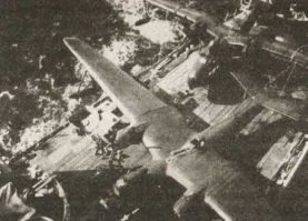 Операция Highjump (OpHjp, «высокий прыжок», официальное название — англ. The United States Navy Antarctic Developments Program, 1946—1947 — Программа ВМС США по освоению Антарктики, 1946—1947) — американская антарктическая экспедиция, организованная ВМС США в 1946 году. Руководителем экспедиции был контр-адмирал в отставке Ричард Бёрд, командование Оперативным соединением 68 осуществлял контр-адмирал Ричард Крузен (Richard H. Cruzen). Операция началась 26 августа 1946 года и закончилась в конце февраля 1947 года, на шесть месяцев раньше планового срока из-за раннего прихода антарктической зимы (по официальной версии). В состав Оперативного соединения 68 входили 4700 человек, 13 кораблей и несколько самолётов. Основной научной целью экспедиции было основание антарктической исследовательской станции «Литл-Америка IV».

А теперь объясните попробуйте НАФИГА в "научную" экспедицию отправлять военных с авианосцем??? И боевой подводной лодкой?

Вот полный список "научной техники"-
База гидросамолётов AV-12 «Пайн-Айленд», капитан 1 ранга Г. Колдуэлл
Эсминец DD-868 «Браунсон», капитан 2 ранга Г. Гимбер (H.M.S. Gimber)
Танкер AO-99 «Канистео», капитан 1 ранга Э. Уолкер (Edward K. Walker)
Западная группа (Оперативная группа 68.1)

Капитан 1 ранга Ч. Бонд

База гидросамолётов AV-7 «Курритак», капитан 1 ранга Дж. Кларк (John E. Clark)
Эсминец DD-785 «Гендерсон», капитан 1 ранга К. Бейли (C.F. Bailey)
Танкер AO-52 «Какапон», капитан 1 ранга Р. Митчелл (R.A. Mitchell)
Центральная группа (Оперативная группа 68.2)

Контр-адмирал Р. Крузен

Флагманский корабль AGC-8 «Маунт-Олимпус», капитан 1 ранга Р. Мур (R.R. Moore)
Судно снабжения AKA-93 «Янси», капитан 1 ранга Дж. Кон (J.E. Cohn)
Судно снабжения AKA-97 «Меррик», капитан 1 ранга Дж. Хурихэн (John J. Hourihan)
Подводная лодка SS-408 «Сеннет», капитан 2 ранга Дж. Айзенхауэр (Joseph B. Icenhower)
Ледокол AG-88 «Бартон-Айленд», капитан 2 ранга Дж. Кетчум (Gerald L. Ketchum)
Ледокол WAG-282 «Нортвинд», капитан 1 ранга Ч. Томас
Авианосная группа (Оперативная группа 68.4)

Контр-адмирал в отставке Р. Бёрд (руководитель)

Авианосец CV-47 «Филиппин Си», капитан 1 ранга Д. Корнуэлл (Delbert S. Cornwell)
Базовая группа (Оперативная группа 68.5)

Капитан 1 ранга К. Кемпбелл