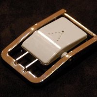 ЗАЧЕМ????? Вы себе представляете как мужик пытается совокупится со стеной, а это он на самом деле пытается попасть в розетку не снимая ремня, что бы штаны не спал....