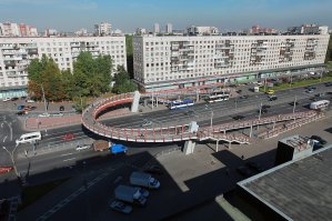 Это переход на перекрестке пр.Славы и ул. Будапештской, в народе "краб". На Ютубе есть канал Слава Будапештский с роликами о регулярных ДТП на этом перекрестке. А на пересечении Славы с Белградской находится переход "креветка", такой же "удобный" как и сосед.