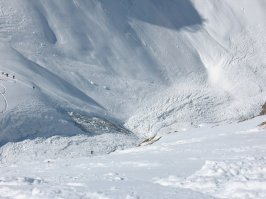 Видите на картинке лыжника? А он там есть!