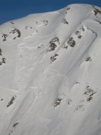 У меня вот так в Красной поляне знакомая погибла. Вот здесь...