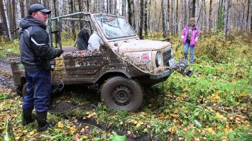 Фуфло, шняга полная. Шасси просто нет. Комфорт нулевой. Страх зачерпнуть в салон при съезде в воду - лол, даже створки не герметичны. Машина, которая держится на плаву благодаря шинам - это не амфибия, это еще один лол. Накачка выхлопными газами? Они же горячие! Накачай на холоде, всё давление исчезнет за минуты. Берем дешевый движок, дешевую корбку, варим кузов из говна, на рычаги надеваем накладки от велосипедного руля и продаем за 4 млн кусок говна, на котором даже на дорогу нельзя выезжать.
Готов поспорить, что если на дистанции не будет озера, ЛуАЗ 969 с лебедкой его уделает, да даже если будет, в объезд быстрее!