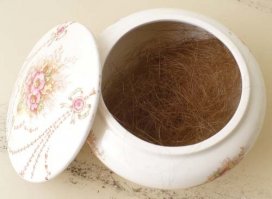 Фото напомнило:
- Сара, у меня стремительно начали выпадать волосы. Как мне их сохранить?!?!
- Нет ничего проще, складывай в коробку от обуви....