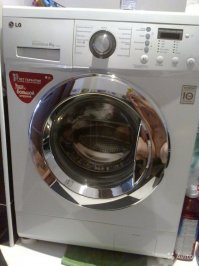 надпись на стиралке как бы рекламирует возможности фотографа: "узкая с большой загрузкой". :)))))))))))))))))))))))