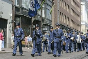 Согласно разъяснению на сайте Сил обороны Финляндии, свастика как древний символ счастья финно-угорских народов была принята в качестве символа ВВС Финляндии ещё в 1918 году. Хотя по условиям мирного договора после окончания Войны продолжения в 1945 финны должны были отказаться от ее использования, но сделано это не было. Вид нынешнего флага установлен указом президента У.К.Кекконена от 8.11.1957 года. В разъяснении на сайте сил обороны подчеркнуто, что в отличии от нацистской финская свастика строго вертикальна.