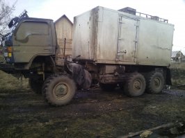 Мужику надо было пригнать две машины. Он снял оси одной и поставил все это на стремянках на Зил 131 без кабины и так и доехал. Смекалка))