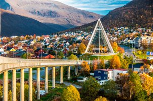 Тромсо. Тоже почти на полюсе город находится. Погуглите,позавидуйте загнивающему Западу:)))