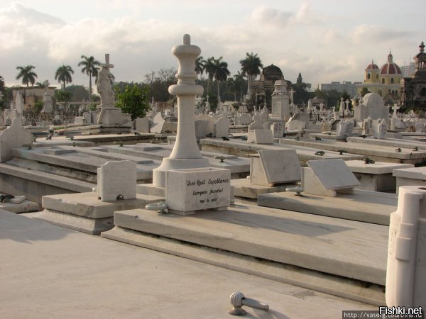 Куба незаслуженно забыта.
Это - могила Хосе Рауля Капабланки, чемпиона мира по шахматам. Гавана.
