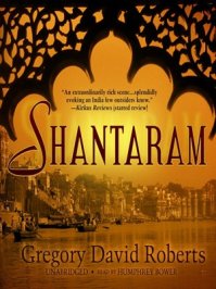 Индия в  начале 1980-х, сочная, ароматная с привкусом карри,  дурманящим запахом опиума и благовоний.  Насыщенная  запахом корицы в вперемешку с трущобным зловонием. Загадочная и манящая Индия… Действие романа  разворачивается в Бомбее, где скрывается главный герой, сбежавший из тюрьмы. Этот австралиец  никогда  до этого не был в Индии, но влюбляется в город , встретившего его в лице индуса Прабакера, который и становится путеводителем для нас и главного героя. Он покажет нам Индию с разных сторон. Читая книгу, с головой погружаешься в тот мир. Живешь в трущобах с тысячами нищих. Живешь их жизнью, их мыслями, их обычаями.  И веришь, что вот она перед тобой настоящая Индия, а не та что показывают в Болливудских фильмах. (c)
Эту книгу либо суждено прочесть,либо прочувствовать-другого не дано.