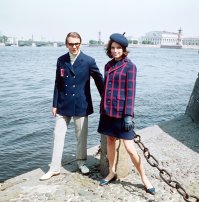 так, на-вскидку: мода СССР конца 60-х...
думаю, "фанька" заклинит на некоторое время, которое понадобится для обращения в ОФИС, руководящим "дочками офицеров"  :
