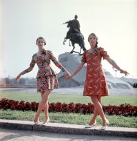 так, на-вскидку: мода СССР конца 60-х...
думаю, "фанька" заклинит на некоторое время, которое понадобится для обращения в ОФИС, руководящим "дочками офицеров"  :