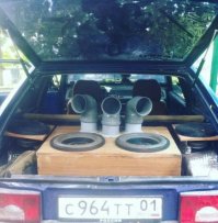 это какие неплохие? что я пропустил ? автор реально рукожопов нашел.
на втором снимке так вообще вода стоит в машине, но ему ..лядь музыку надо