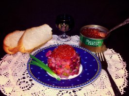 и еще одно - Для винегрета - 
4 картошки,
1 свекла,
2 морковки,
Овощи вымыть и сварить в мундире. 
Остудить и почистить.
Нарезать некрупным кубиком.
Добавить - 
4 маринованных огурца,
2 ялтинские луковицы,
нарезанные некрупным кубиком.
Перемешать, посолить, поперчить и заправить растительным маслом.
При подаче сверху винегрета выложить красную икру. Зелень - приветствуется)